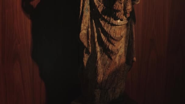 美術館の印象的な彫刻の低い角度の景色 ジャーニー美術館の彫像 高品質の4K映像 — ストック動画
