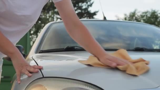 一个穿着白色T恤的女孩在洗车时洗车后擦拭了汽车 高质量的4K镜头 — 图库视频影像