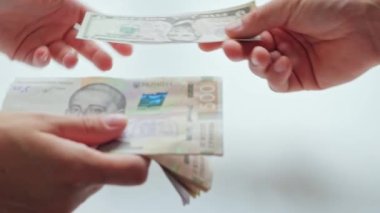 Erkek ve kadın elleri, 500 Hryvnia doları beyaz bir arka planda, para kavramında takas ederler. Yüksek kalite 4k görüntü