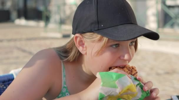 Retrato Una Adolescente Comiendo Aire Libre Comida Saludable Para Niño — Vídeos de Stock