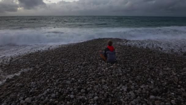 소년은 카메라에 해안에 자갈에 고품질 — 비디오