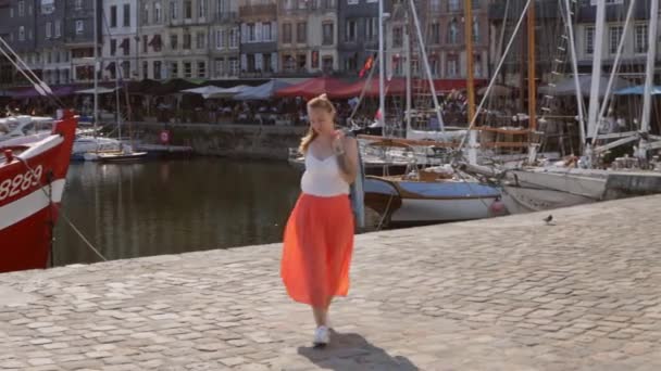 Uma Mulher Loira Saia Caminha Longo Cais Para Velejar Iate — Vídeo de Stock