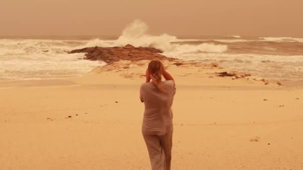 Una Chica Mar Durante Una Tormenta Arena Fuerte Viento Imágenes — Vídeo de stock