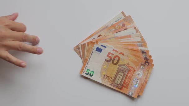 Dívčí Ruka Zblízka Bílém Pozadí Drží Ruku Rozprostřené Eura Pro — Stock video