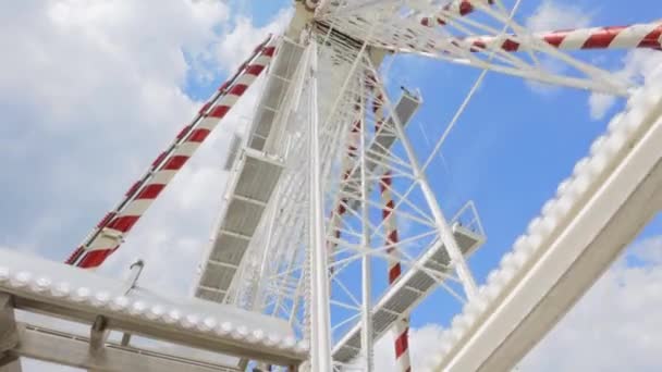 Roata Ferris Din Oraș Vedere Aproape Sus Față Cerul Albastru — Videoclip de stoc
