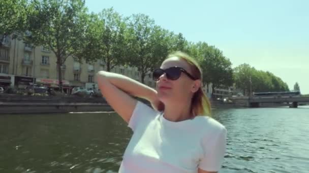 Девушка Солнцезащитных Очках Плавает Каналу Европейском Городе Крупным Планом Девушке — стоковое видео