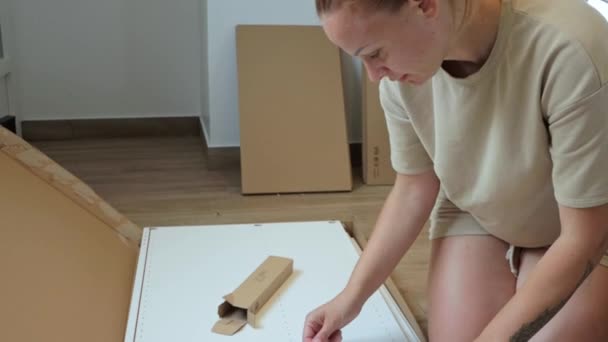 Egy Fiatal Lány Bútorokat Gyűjt Otthon Feszíti Csavar Amikor Összeszerelése — Stock videók