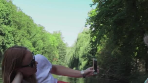 Mãe Filha Estão Flutuando Longo Canal Uma Cidade Europeia Close — Vídeo de Stock