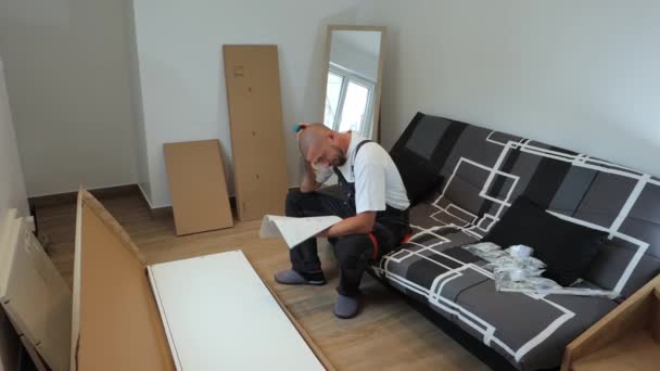Hombre Estresado Problema Ensamblar Muebles Con Sus Propias Manos Capataz — Vídeos de Stock