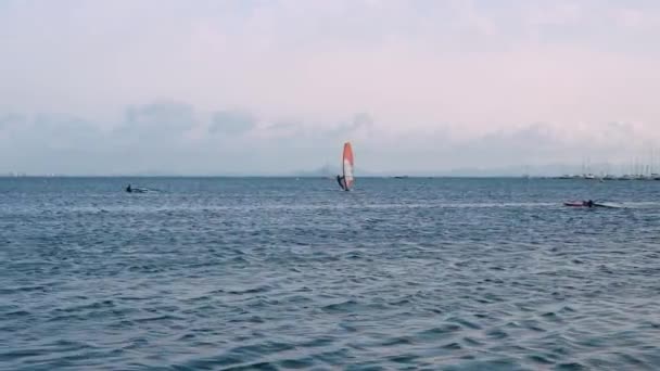 Pohled Městskou Pláž Aktivní Lidi Praktikující Kite Surfing Windsurfing Kitesurfing — Stock video