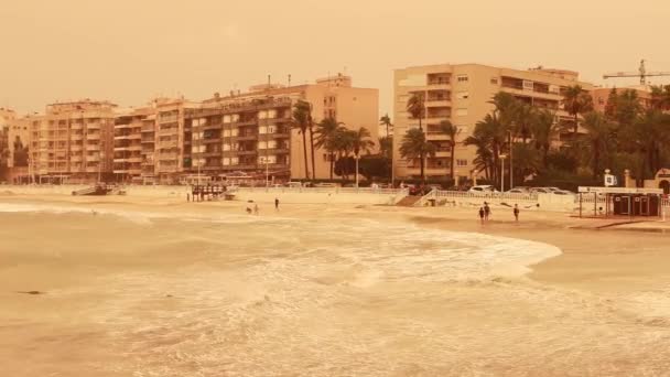 洛斯洛科斯海滩在托雷维耶亚 阿利坎特强烈的海浪地中海 由于大雾而悬浮的灰尘 沙尘暴 西班牙 高质量的4K镜头 — 图库视频影像