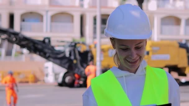 Porträt Einer Schönen Wirtschaftsingenieurin Die Zwischen Straßenreparaturen Steht Frau Mit — Stockvideo