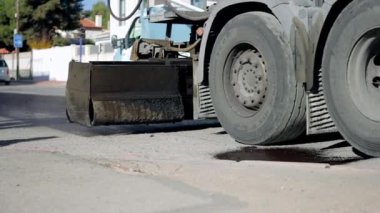 Yol silindiri yeni bir asfalt yol yapımında çalışıyor. Yol tamiri. Yeni bir yol yapıyorum. Yüksek kaliteli FullHD görüntüler