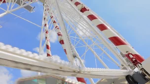 一个高大的白色摩天轮在完美的蓝天上 一个快乐的暑假的感觉 高质量的4K镜头 — 图库视频影像