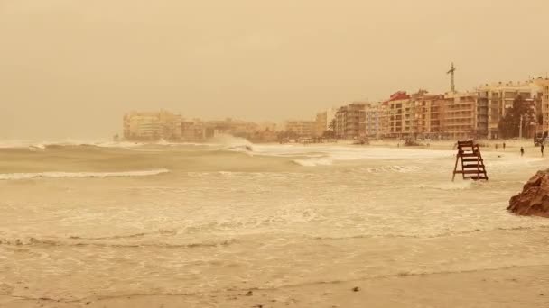 Homokvihar Erős Szél Tengerparton Egy Spanyol Üdülővárosban Kiváló Minőségű Felvételek — Stock videók