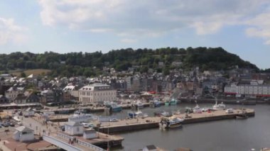 Şehir yukarıdan görülebiliyor. İnsansız hava aracından görülebiliyor. Yüksek kaliteli FullHD görüntüler