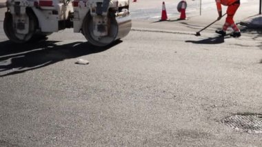 Yol tamiri. Asfalt döşeme. Tekerlek yeni bırakılmış asfaltı düzleştiriyor. Endüstriyel Yüksek kaliteli FullHD görüntüler