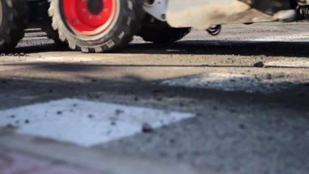 Empilhadeira Remove Asfalto Velho Estrada Close Sobre Rodas Conceito Reparação — Vídeo de Stock
