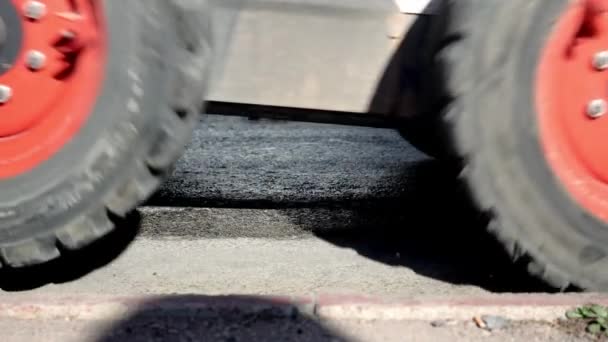 Empilhadeira Remove Asfalto Velho Estrada Close Sobre Rodas Conceito Reparação — Vídeo de Stock