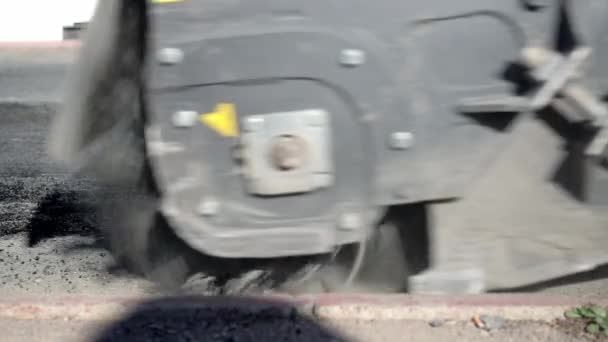 Close Sobre Rodas Reparação Estradas Usando Equipamentos Especiais Cortador Asfalto — Vídeo de Stock