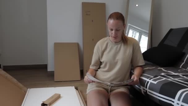 Egy Fiatal Lány Bútorokat Gyűjt Otthon Feszíti Csavar Amikor Összeszerelése — Stock videók
