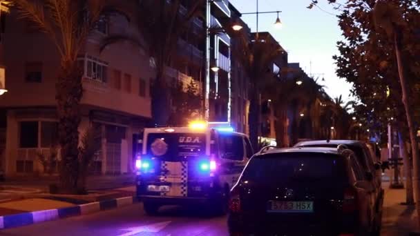 Prosince 2023 Město Torrevieja Španělsku Večerní Krajina Policie Projíždí Ulicí — Stock video