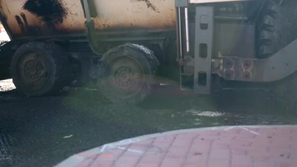 アスファルトスプレーダーまたは道路建設現場のアスファルト舗装工場の閉鎖 高品質のフルHd映像 — ストック動画