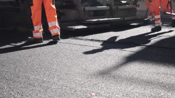 Bauarbeiter Arbeiten Straßenbau Zeitlupe Arbeiter Ebnen Frischen Asphalt Auf Einer — Stockvideo