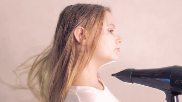 Девочка Подросток Светлыми Волосами Светлом Фоне Высушивает Волосы Закрывая Лицо — стоковое видео