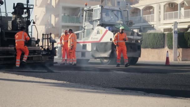 Aralık 2023 Torrevieja Spanya Yol Onarımı Bir Yol Makinesi Caddeye — Stok video