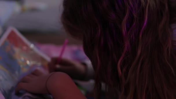Una Chica Está Haciendo Creatividad Una Habitación Con Color Púrpura — Vídeo de stock