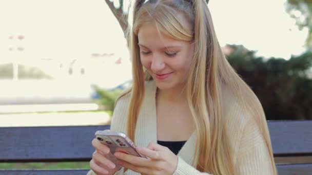 Boldog Fiatal Hipszter Generáció Tizenéves Lány Mosolygós Arc Szőke Haj — Stock videók