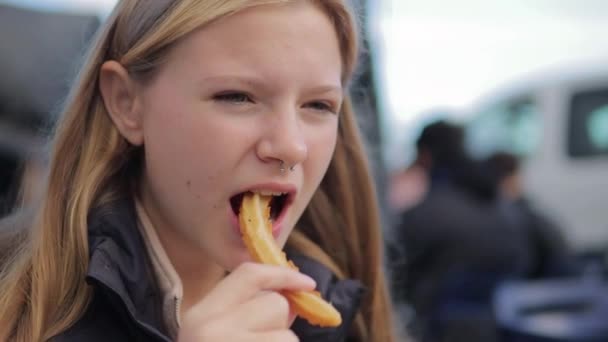 Adolescente Apparence Européenne Jouit Churros Traditionnels Espagnols Dans Une Cafétéria — Video