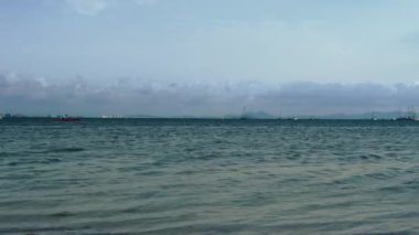  Plaj denizi ve gökyüzü. Yaz günündeki deniz manzarası. Plaj alanı. Video klip. Yüksek kalite 4k görüntü