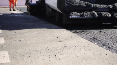 Yol inşaatı sırasında asfalt kaldırım makinesi ve buharlı yol silindiri yeni bir yol katmanı oluşturur. Yüksek kalite 4k görüntü