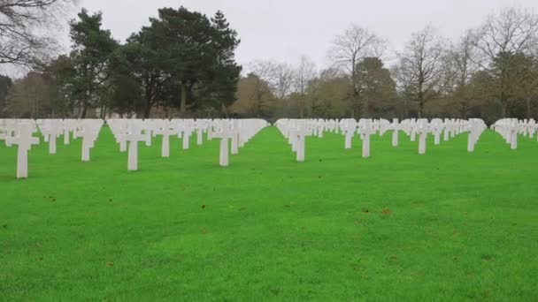 倒れたアメリカ兵 フランス ノルマンディー オマハビーチの墓地 高品質の4K映像 — ストック動画