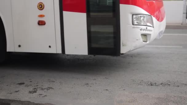 Autobus Komunikacji Miejskiej Kursuje Wzdłuż Drogi Europejskim Mieście Zbliżenie Opon — Wideo stockowe