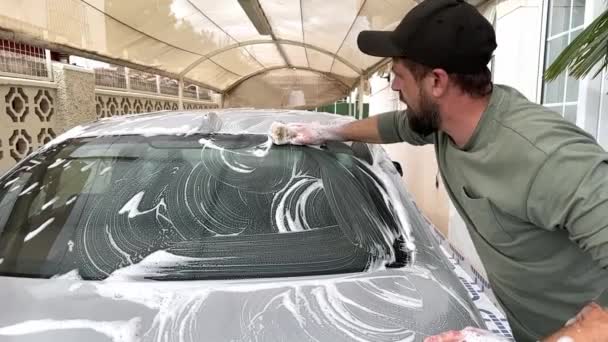 Szczęśliwy Europejczyk Myjący Samochód Domu Podwórku Wysokiej Jakości Materiał Filmowy — Wideo stockowe