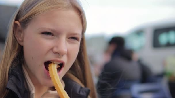 Teenage Girl European Appearance Enjoys Traditional Spanish Churros Outdoor Cafeteria — Stock Video
