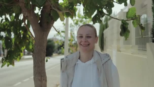 Медленное Движение Привлекательной Блондинки Крупный План Счастливой Улыбающейся Молодой Женщины — стоковое видео
