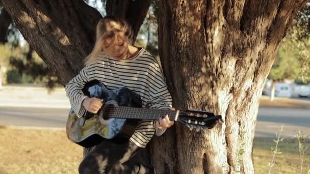 Adolescentes Jouant Guitare Dans Parc Fille Jouer Guitare Solo Dans — Video