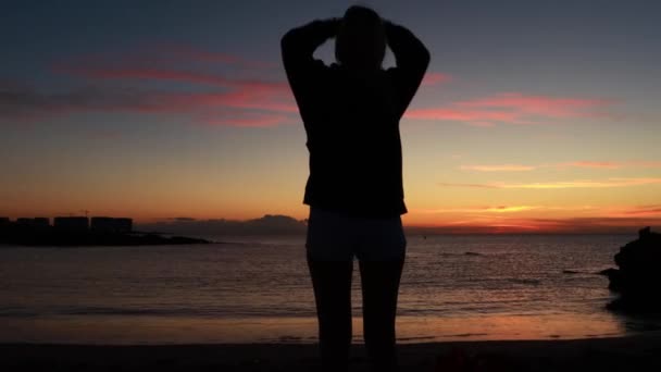 Gün Batımında Deniz Kenarında Mutlu Bir Kız Kız Güneşe Uzanıyor — Stok video