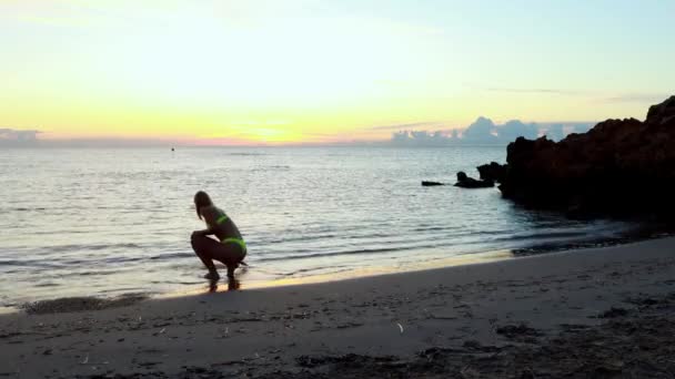 Sarı Mayolu Bir Kız Gün Doğumunda Denizi Test Ediyor Yüksek — Stok video