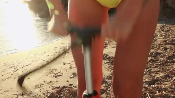 Mulher Alegre Maiô Amarelo Usando Uma Bomba Para Explodir Uma — Vídeo de Stock