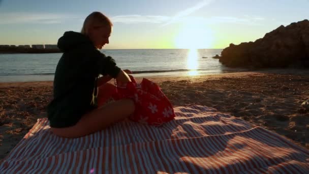 Женщина Турист Варит Кофе Кофеварки Берегу Средиземного Моря Песчаном Пляже — стоковое видео