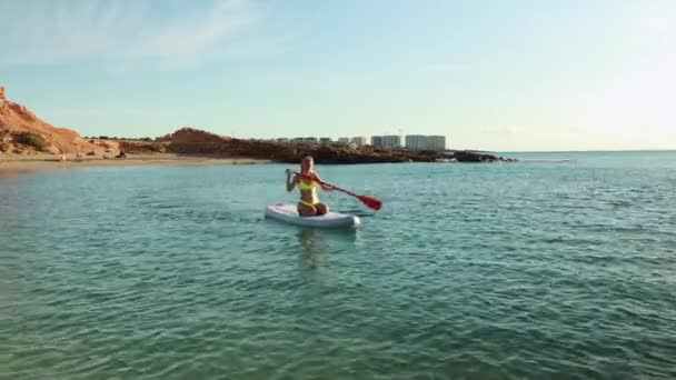 Une Jolie Fille Maillot Bain Rouge Foncé Flotte Sur Sup — Video