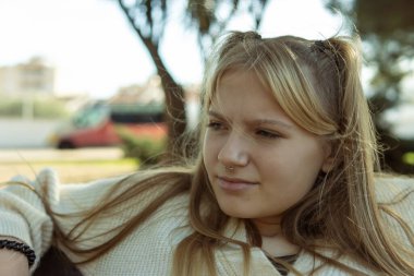 Bulanık bir sokak arka planına burun piercingli genç bir kadın, yakın plan. Yüksek kalite fotoğraf