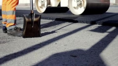 Yolda asfalt istifleme makinesi var. Yüksek kaliteli FullHD görüntüler