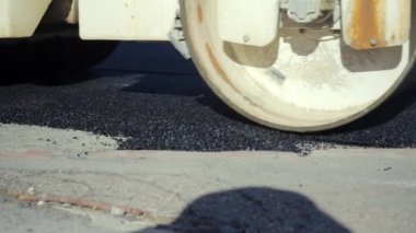 Residential Caddesi 'ndeki Paving Yolu. Asfalt döşeme. Yol yapım asfalt kaldırım taşları yeni bir asfalt katmanı oluşturuyor. Yol silindirleri yeni bir yola çıkıyor. Ağır makineler. Yüksek kaliteli FullHD görüntüler