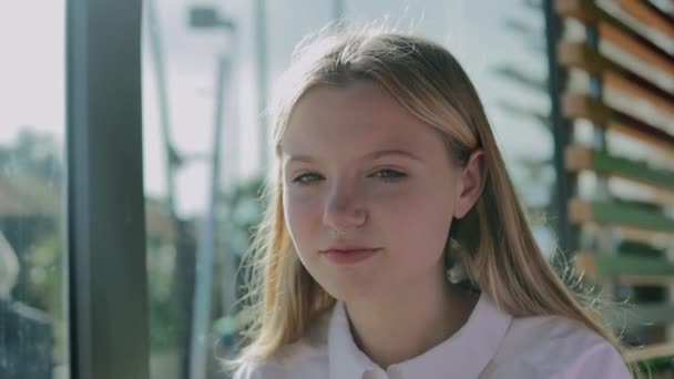 Šťastný Mladý Hipster Generace Dospívající Dívka Usmívající Tvář Blondýnou Piercing — Stock video